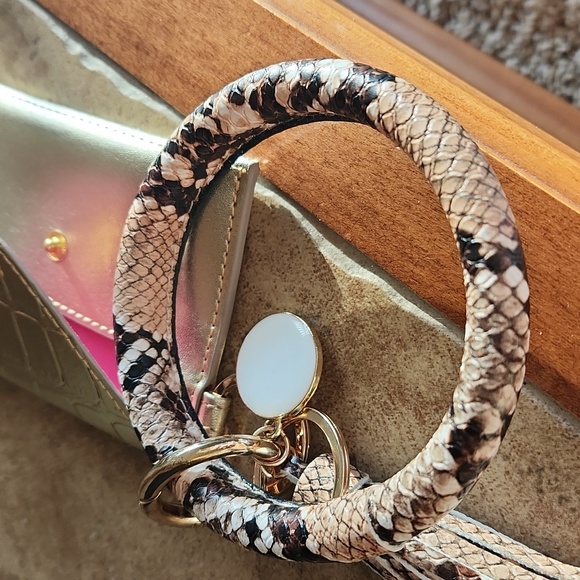 Oventure keychain wristlet with snakeskin design and tassel - Picture 10 of 11